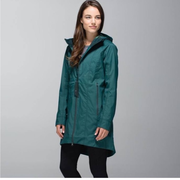 Lululemon Right as Rain Jacket.  Green.  Size 4 - Picture 2 of 15